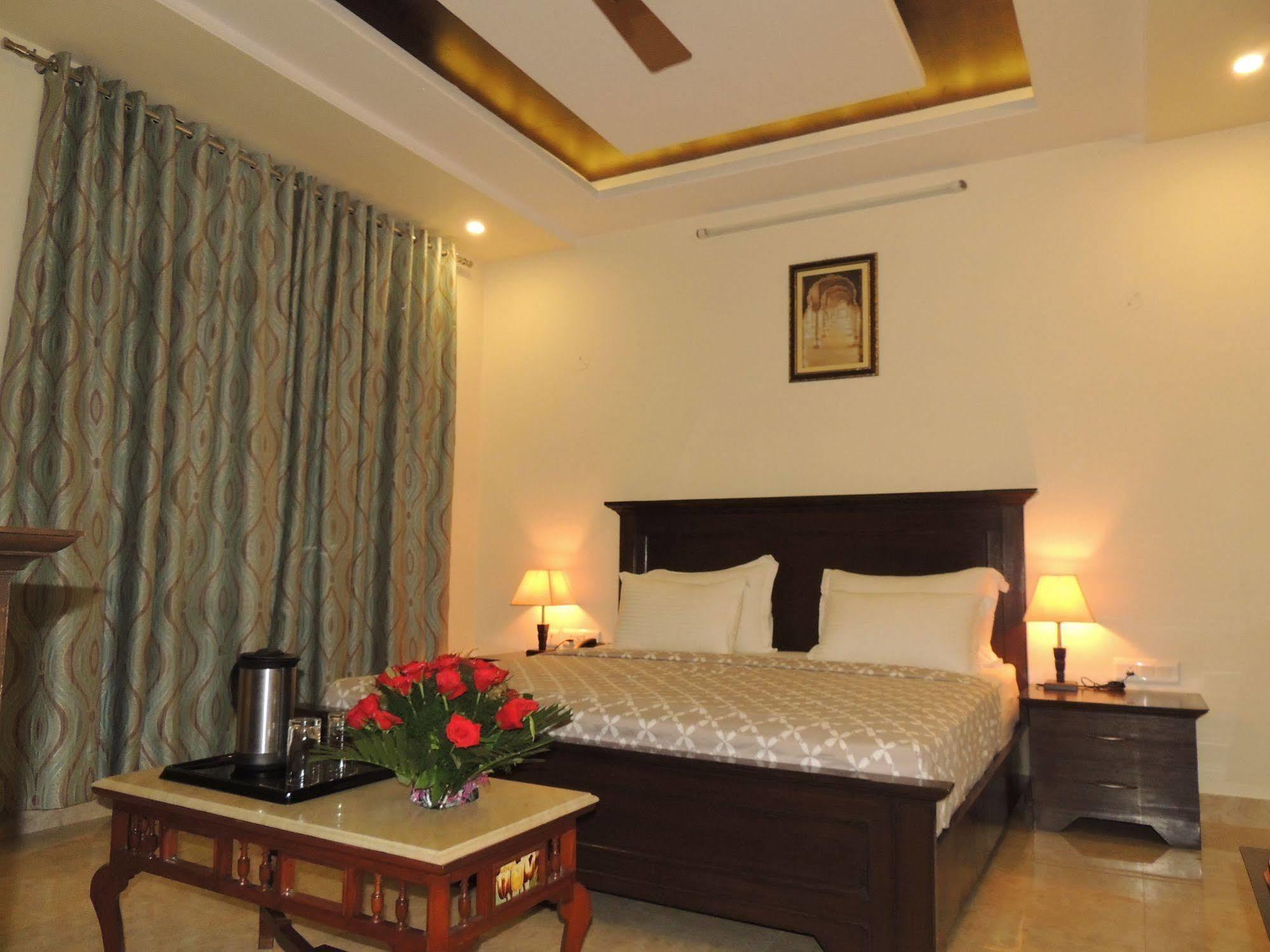 Raj Regency Hotel Jaipur Bagian luar foto